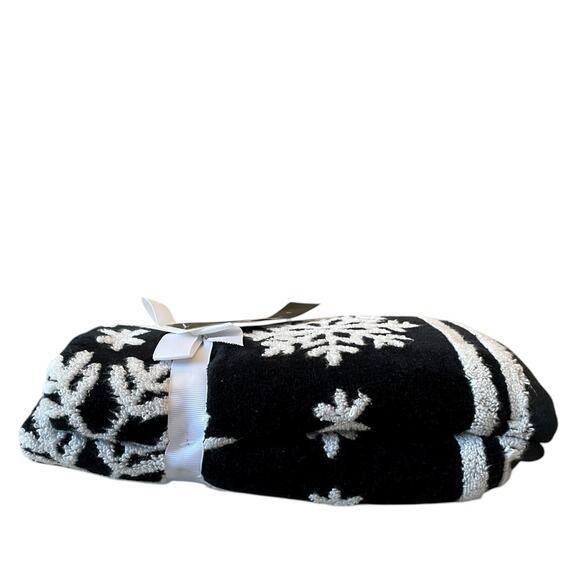 Tahari Christmas SNOWFLAKE Hand Towels 18x28 Coton Black & White Set of 2 New - Picture 4 of 10